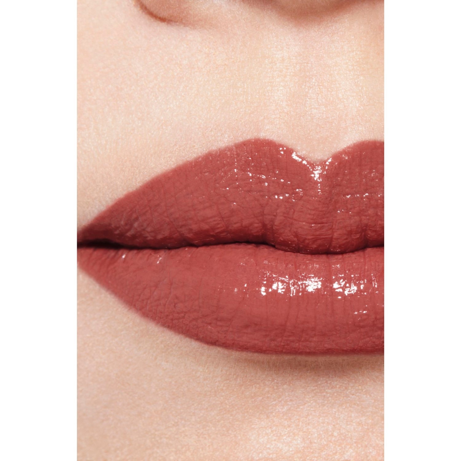 LA BARRA DE LABIOS LÍQUIDA BRILLANTE DE LARGA DURACIÓN
